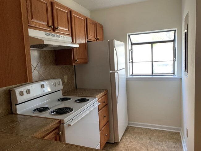 Building Photo - Tenbury Square Townhomes Off Old Forest Road