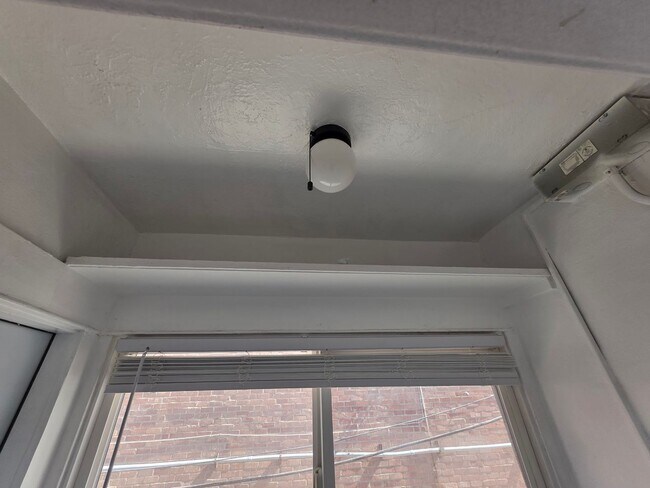 Building Photo - UPGRADED AND FRESH UPPER 1BD/1BA DOWNTOWN ...