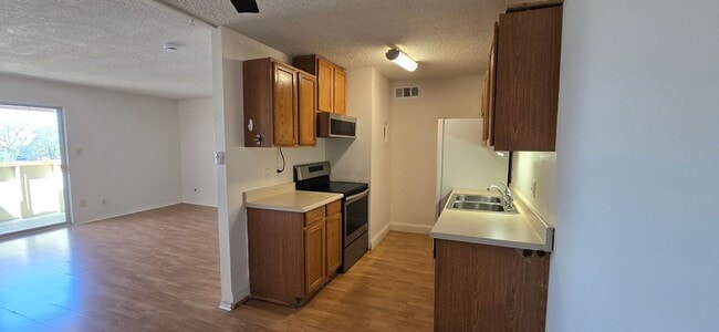 Building Photo - Top-floor 2-bedroom, 1-bath condo in Thornton with lots of natural light.