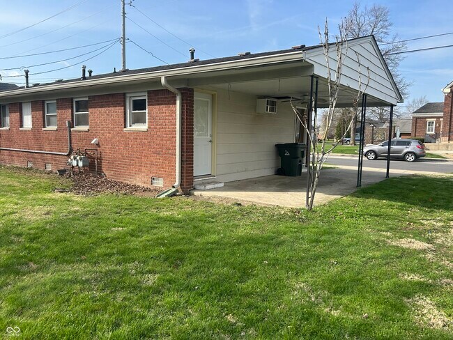 Building Photo - 511 S Maple St