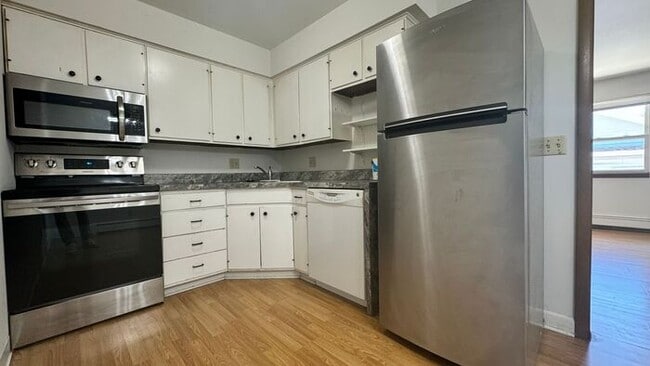 Building Photo - $1,200 | 2 Bedroom, 1 Bathroom Apartment | No Pets | Sublease* | Available for May 1st, 2026 Move...