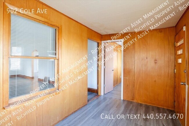 Building Photo - 902 Cole Ave