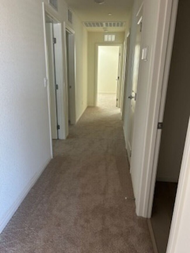 Building Photo - Spacious New Home with 5 Bedrooms in Hende...