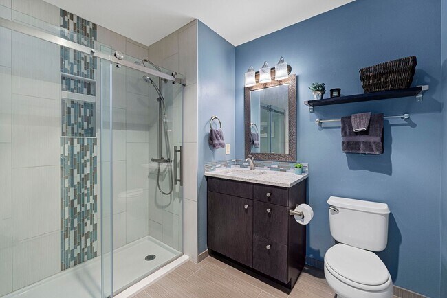 Building Photo - 2Bd/1.75Ba Seattle Condo