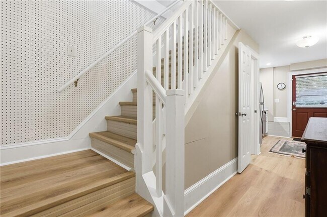 Building Photo - 826 Mentelle Dr NE