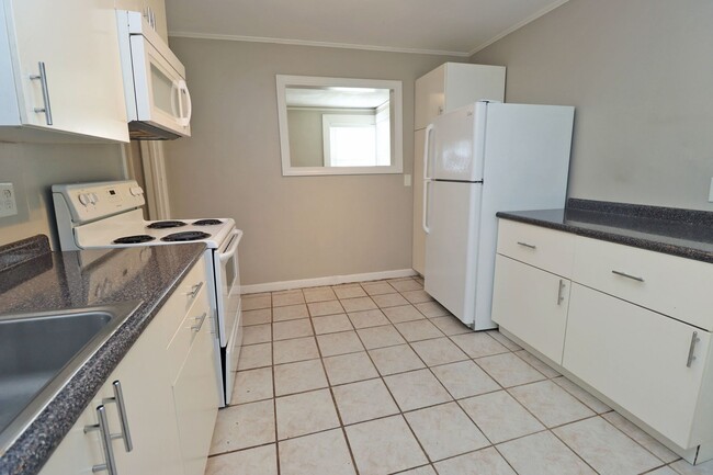 Building Photo - Two Bedroom One Bath Duplex - Walking Dist...