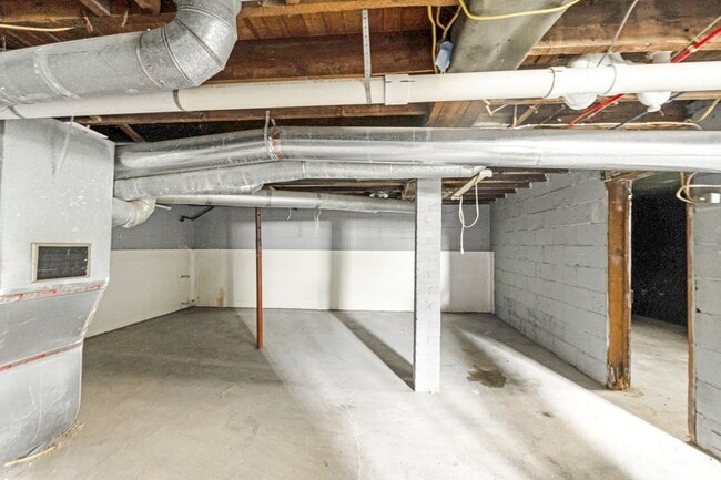 Building Photo - 3 bedroom house in Kendallville! CHRISTMAS...