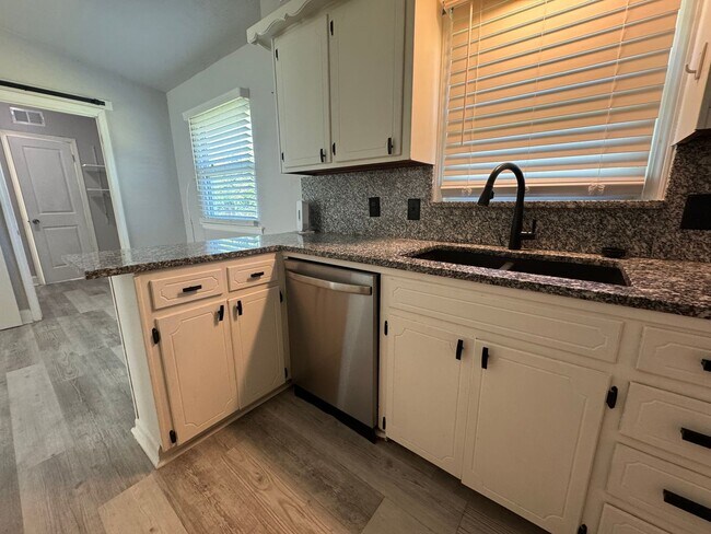 Building Photo - Adorable 3 bedroom 1.5 bathroom in Tulsa