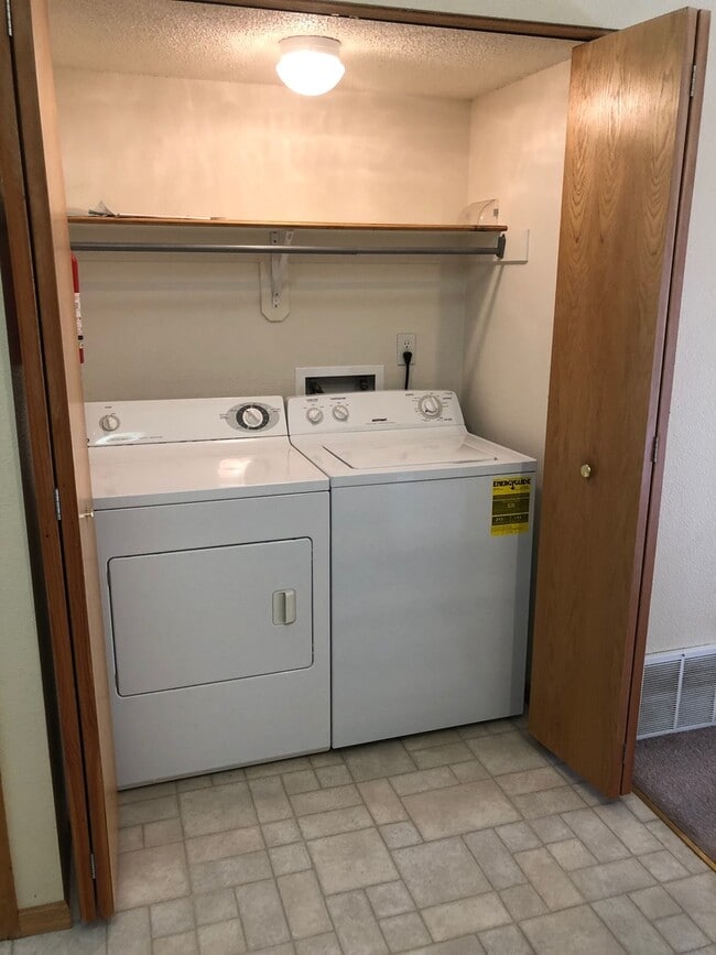 Building Photo - Nice 2br Condo in Coralville close to shopping & interstate