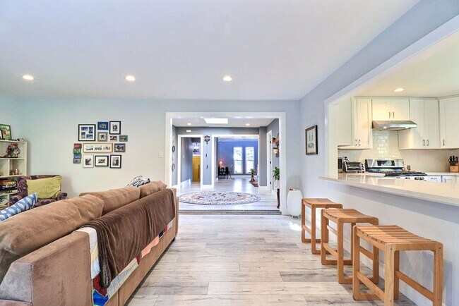 Building Photo - Stunning East Richmond Heights Home!