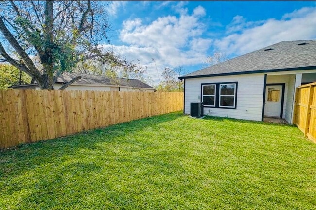 Building Photo - 6010 Bobby Burns St