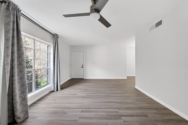 Building Photo - 1811 Stoney Brook Dr