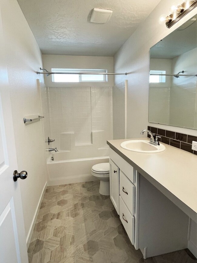 Building Photo - Bright and spacious 4 Bedroom 2.5 Bath hom...