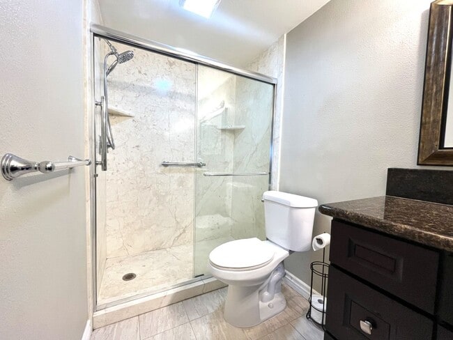 Building Photo - 4 bed, 3 bath located in Anaheim!