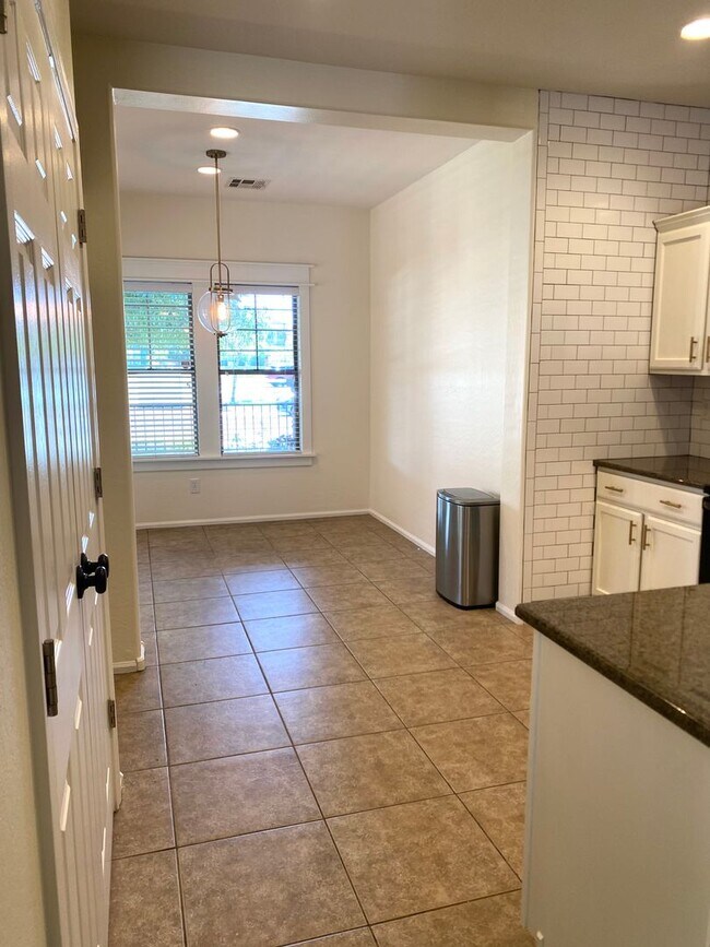 Building Photo - **BEAUTIFUL 3BEDROOM/2BATHROOM HOME LOCATE...