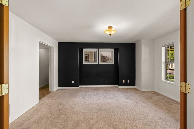 Building Photo - Spacious 3-Bedroom Home in Sought-After Valley West