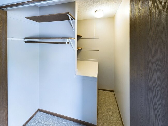 Building Photo - Maple Grove 3BR Townhome, Fully Remodeled