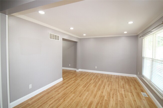 Building Photo - 912 Oakwood Farms Ln