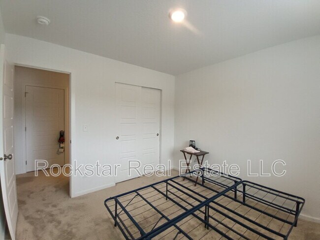 Building Photo - 109 W Goldenrod Ave