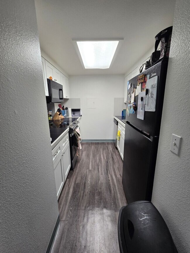 Building Photo - One Bedroom Condo