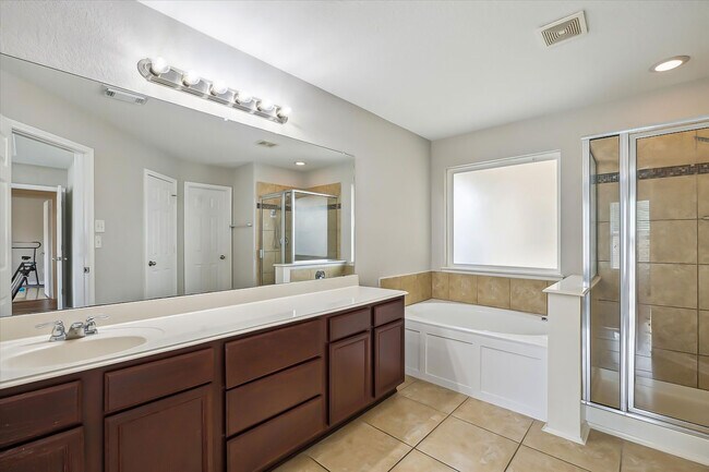 Building Photo - 2615 Magnolia Fair Way