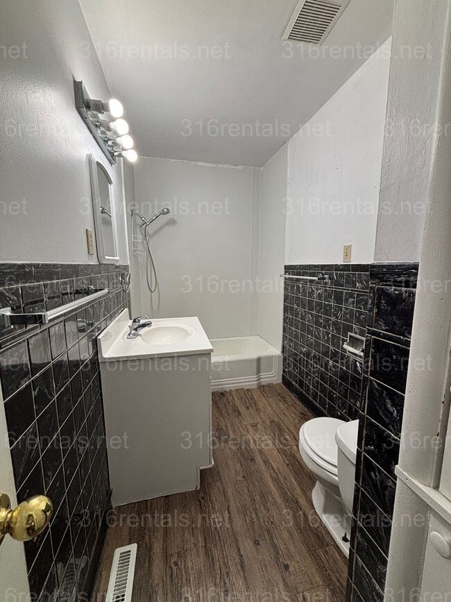 Building Photo - Two bed one bath duplex for rent NOW!