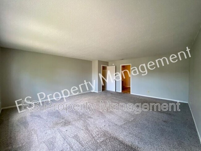 Building Photo - 2180 Shadowbrook Dr