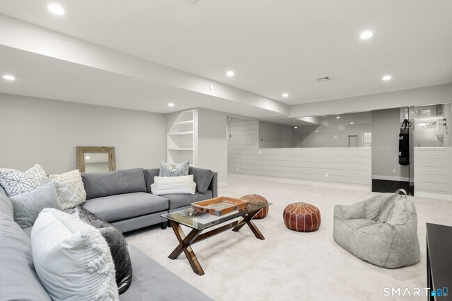 Building Photo - 26 Long Lots Ln