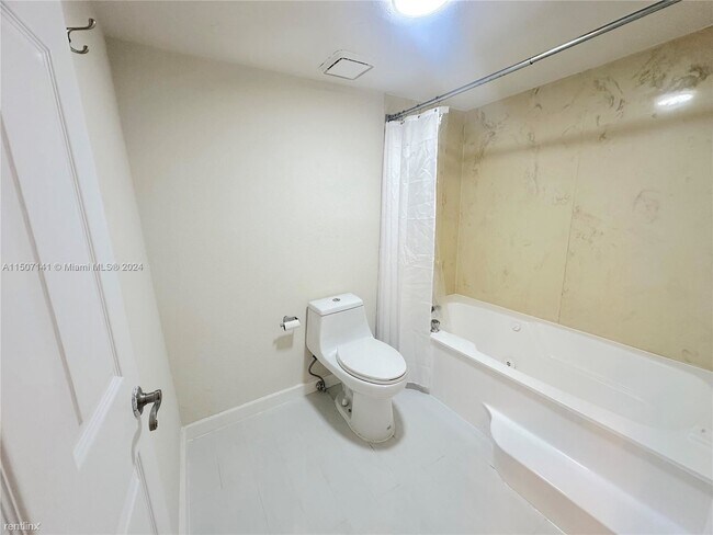 Building Photo - 1 br, 1.5 bath Condo - 520 Brickell Key Dr...