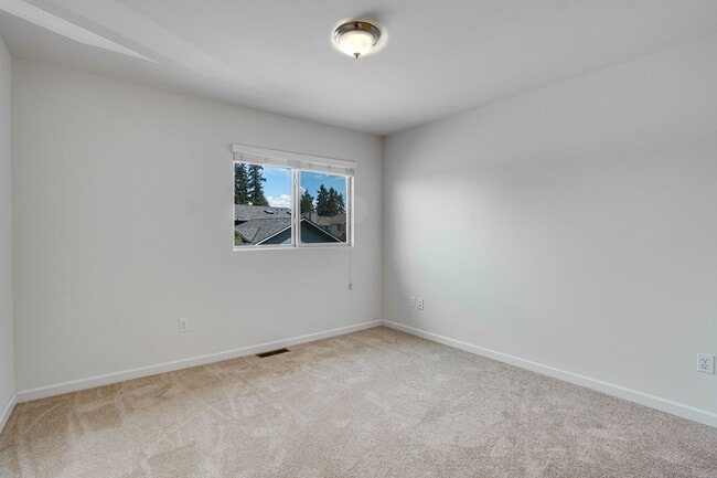 Building Photo - 4 Bedroom 2.5 Baths+ Bonus Home Office/ Woodinville $3850 per Month