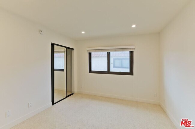 Building Photo - 6930 De Celis Pl