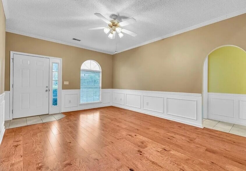 Building Photo - 1694 Red Oak Dr