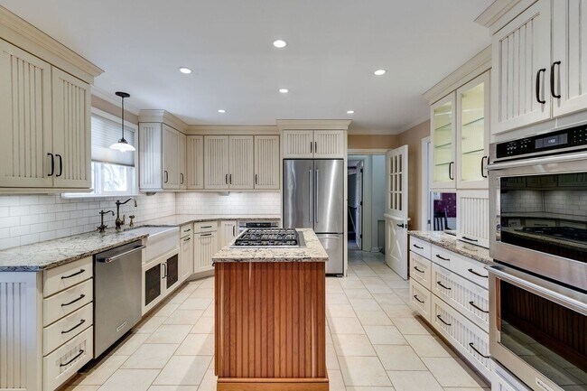 Building Photo - Shy's Hill Road Rental