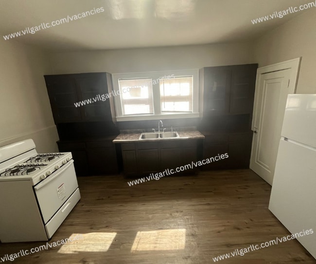 Building Photo - 3 large bedrooms, 1 full bath home in Gary...