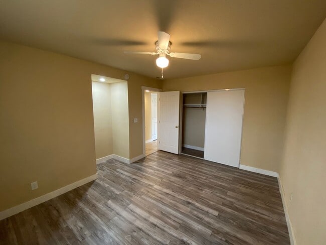 Building Photo - Cozy Update Duplex