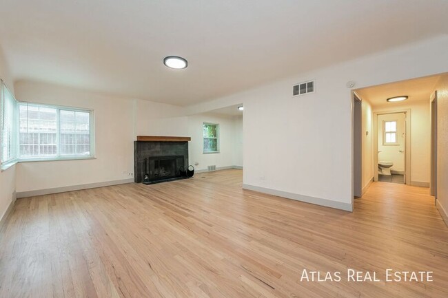 Building Photo - Stylish 3 BR townhome @ great location! ON...