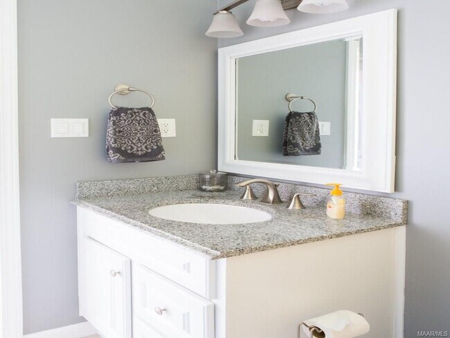 Building Photo - Adorable 3 bedroom/1 Bath in Forest Hills!