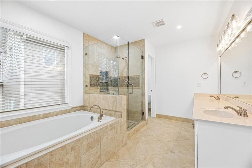 Building Photo - 1158 Queensgate Dr SE