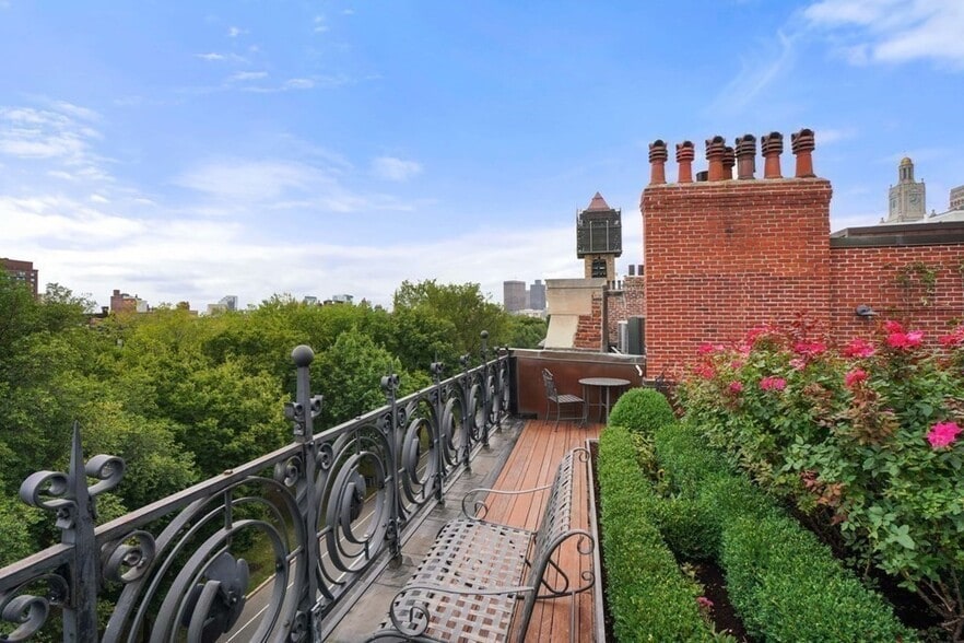 Building Photo - 132 Commonwealth Ave