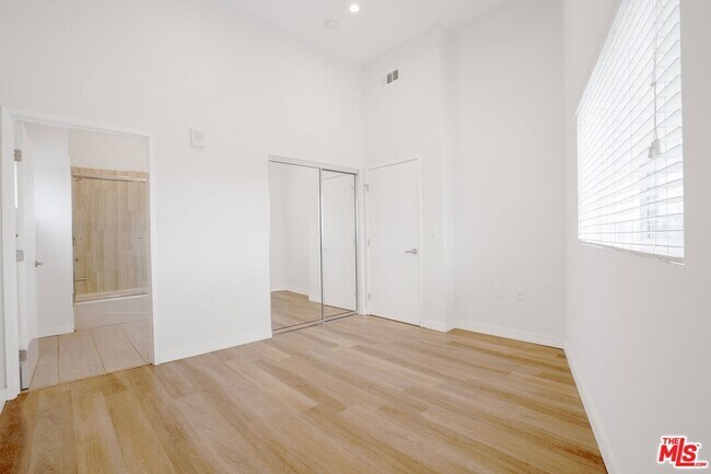 Building Photo - 8532 Cashio St