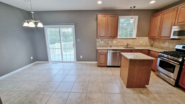 Building Photo - 3 Bed / 2-1/2 Bath Single Family Townhome with 1-Car Garage