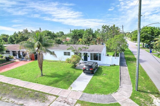 Primary Photo - 1050 NE 156th St