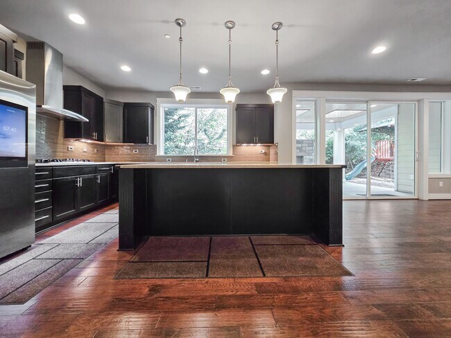 Building Photo - Modern 5-Bedroom Kirkland Home with Solar ...