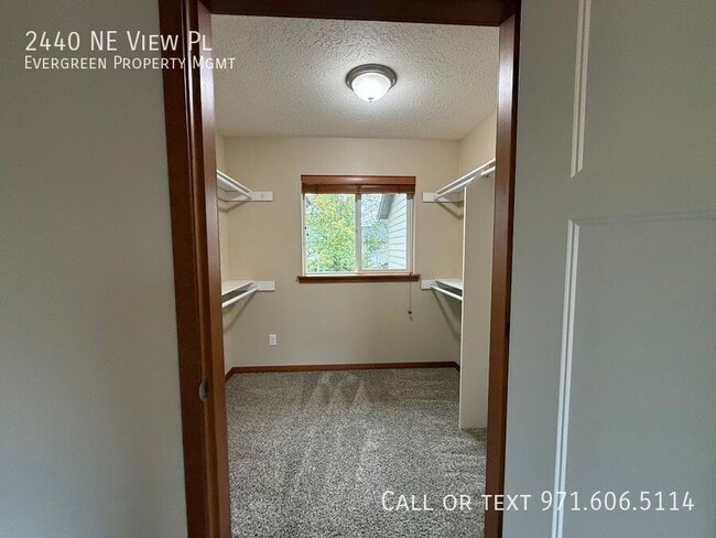 Building Photo - 2440 NE View Pl