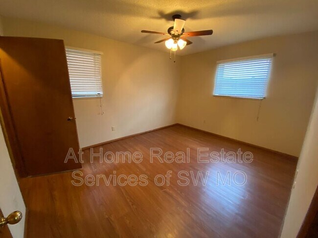 Building Photo - 2862 S Rogers Ave