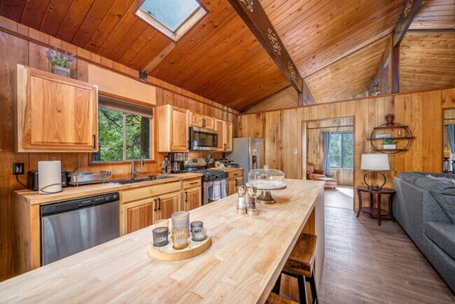 Building Photo - Beautiful Mountain Home