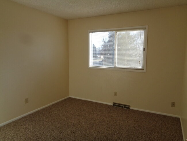 Building Photo - 4 Bedroom House with Newer Carpet and oversized 2 Car Garage!