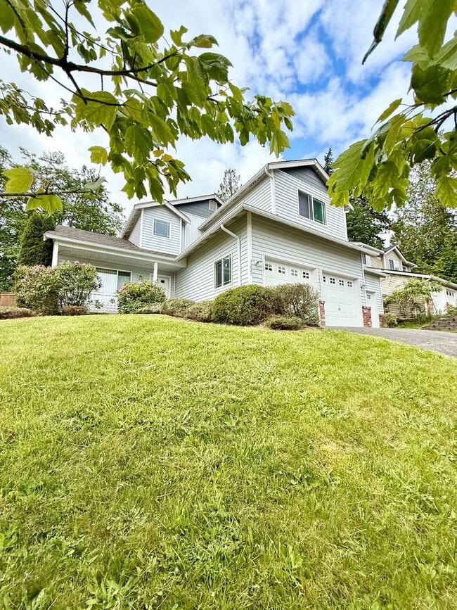 Building Photo - 5 Bedroom 2.5 Bath plus Bonus Room in East...