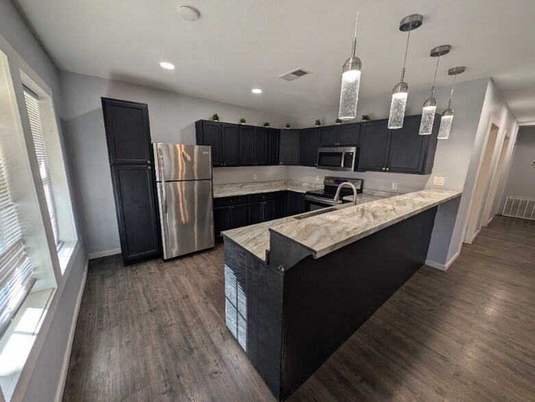 Building Photo - 406 Goliad St