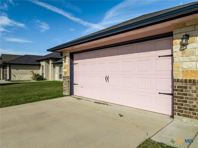 Building Photo - 5301 Primavera Ln